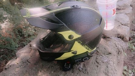 Motorcycle helmet w radio