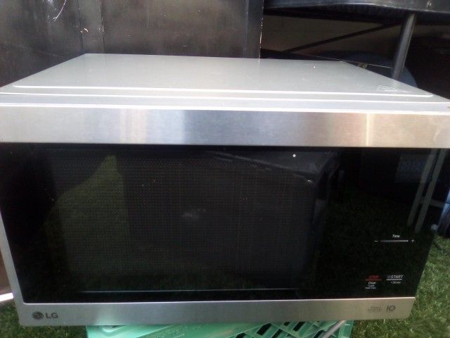 1200 Watts, 1.5 Cu. Ft Counter Smarter Inverter Easy Clean Microwave USED ASKING $80 PUO ON 59TH AVE IN CAMELBACK