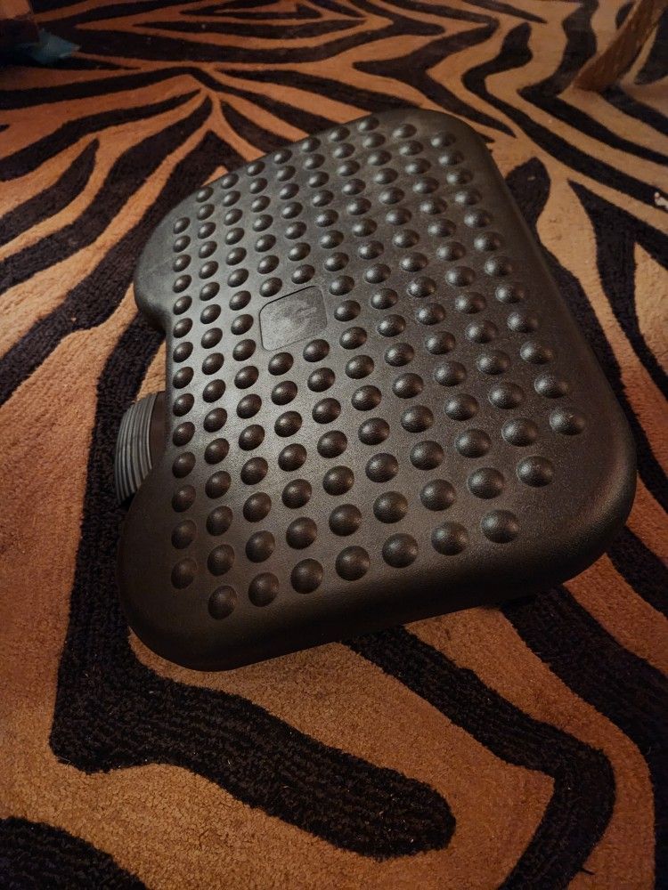 FOOT REST - ADJUSTABLE POSITIONS AS NEW