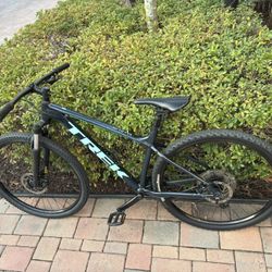 Trek Marlin 6 Gen 2 L Frame Size Good condition Brand New Tires