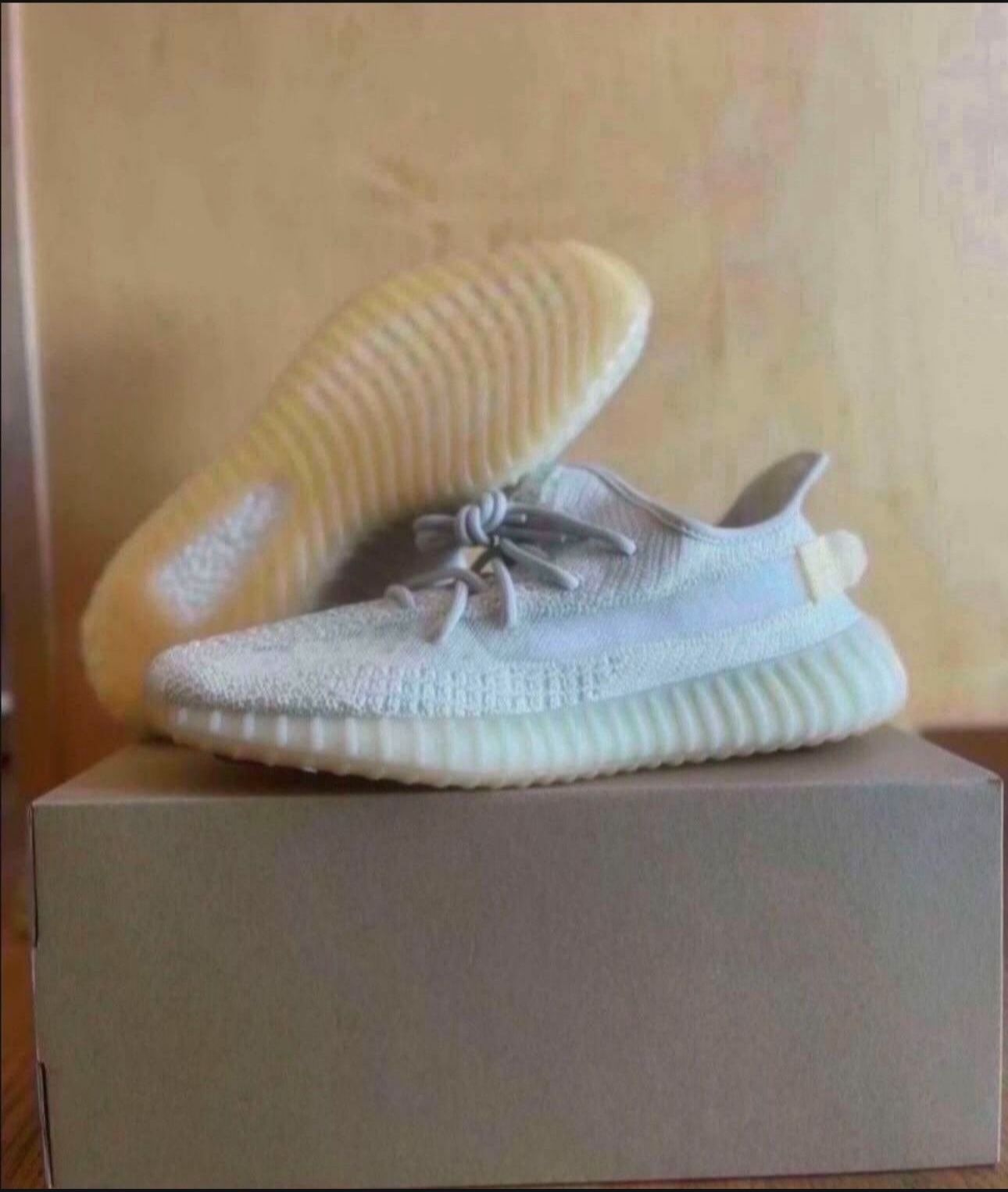 Adidas Yeezy Boost 350 V2 Light Size 10 Brand New