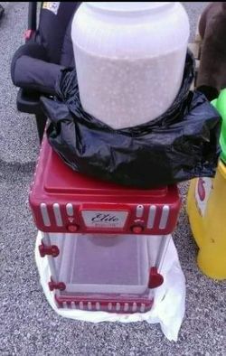 Popcorn maker Is in good condition I used it about 4 or 5 times you can also get the jug with uncooked popcorn