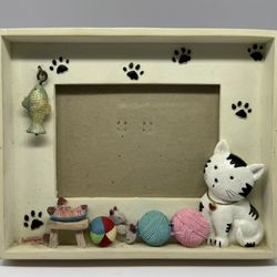 Cat and Yarn Picture Frame with Swinging/Hanging Fish