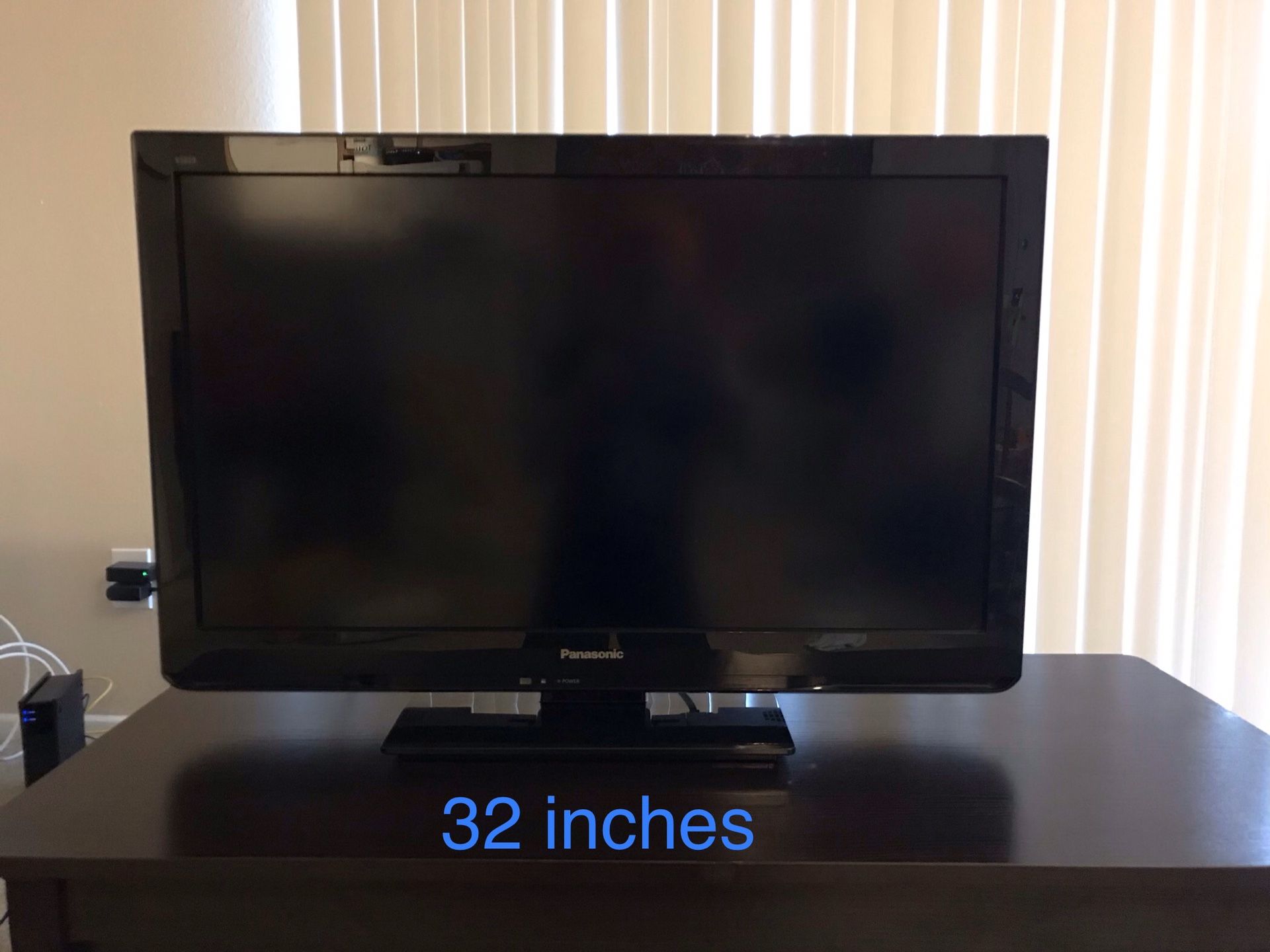 32 inch tv with programmable universal remote