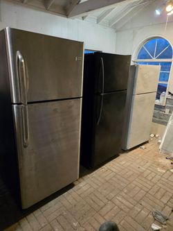 🎉Excellent running fridges for sale🎊. $389. a stainless steel one🥰. $375.a black one😝.$275. the white one.😍 Nothing missing inside😇. We'll deliv
