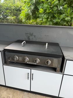 Blackstone 36” 4-burner outdoor griddle.