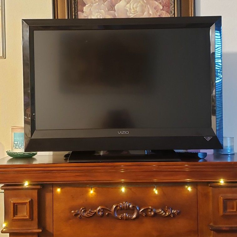32" VIZIO Flat Screen TV Works Great. Excellent Condition And Picture.