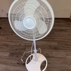 $19$ Oscillating Fan 3 Speed Like New 48 inches tall 18 inches wide size adjustable