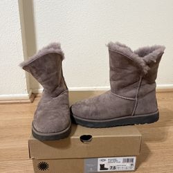UGG Size 7.5
