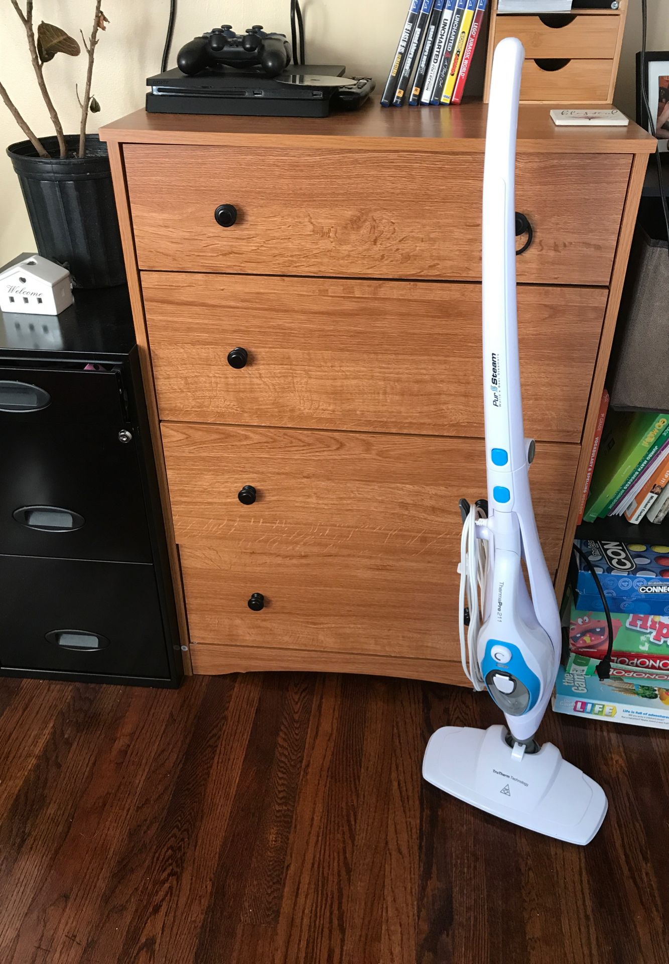 Floor steamer disinfects floor