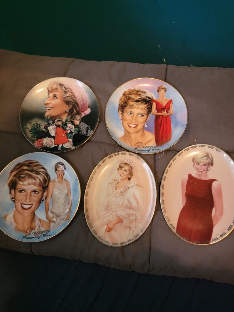 ELVIS, QUEEN ELIZABETH, AND OTHER COLLECTIBLE PLATES