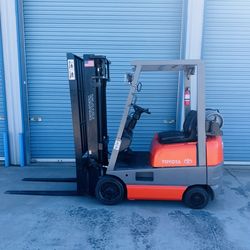 Toyota forklift 3500LB  2 stage with side shift very low hours