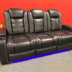 📌Party Midnight Time Power Reclining Sofa
Ashley Furniture$20 Down Payment and delivery available 