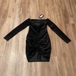 NWT Pretty Little Thing Velvet Dress Size 4 