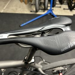 Selle Italia SLR Boost Endurance Superflow S Saddle 248 x 130mm 202g Black/White