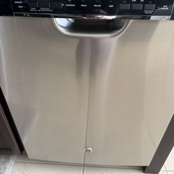 GE Dishwasher - Model GDF520PSD1SS