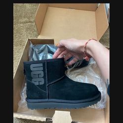 UGGS Size 6 Woman 