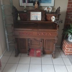 Beautiful 1877 Reed Organ with song book,plays nice .