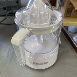 BLACK+DECKER 32oz Citrus Juicer, model CJ650W.  