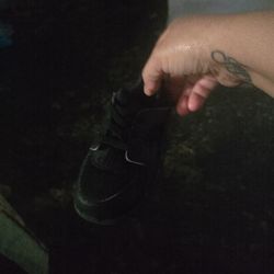 All black Nike hurachis