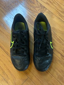 EUC Nike boys Soccer Cleat size 2Y