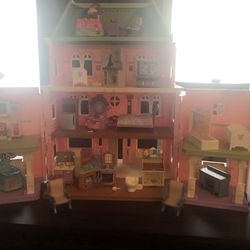 Clean Dollhouse With Furniture 