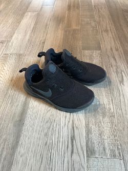 Nike boys size 2Y levy light