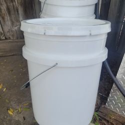 5 Gal Round Plastic Pails