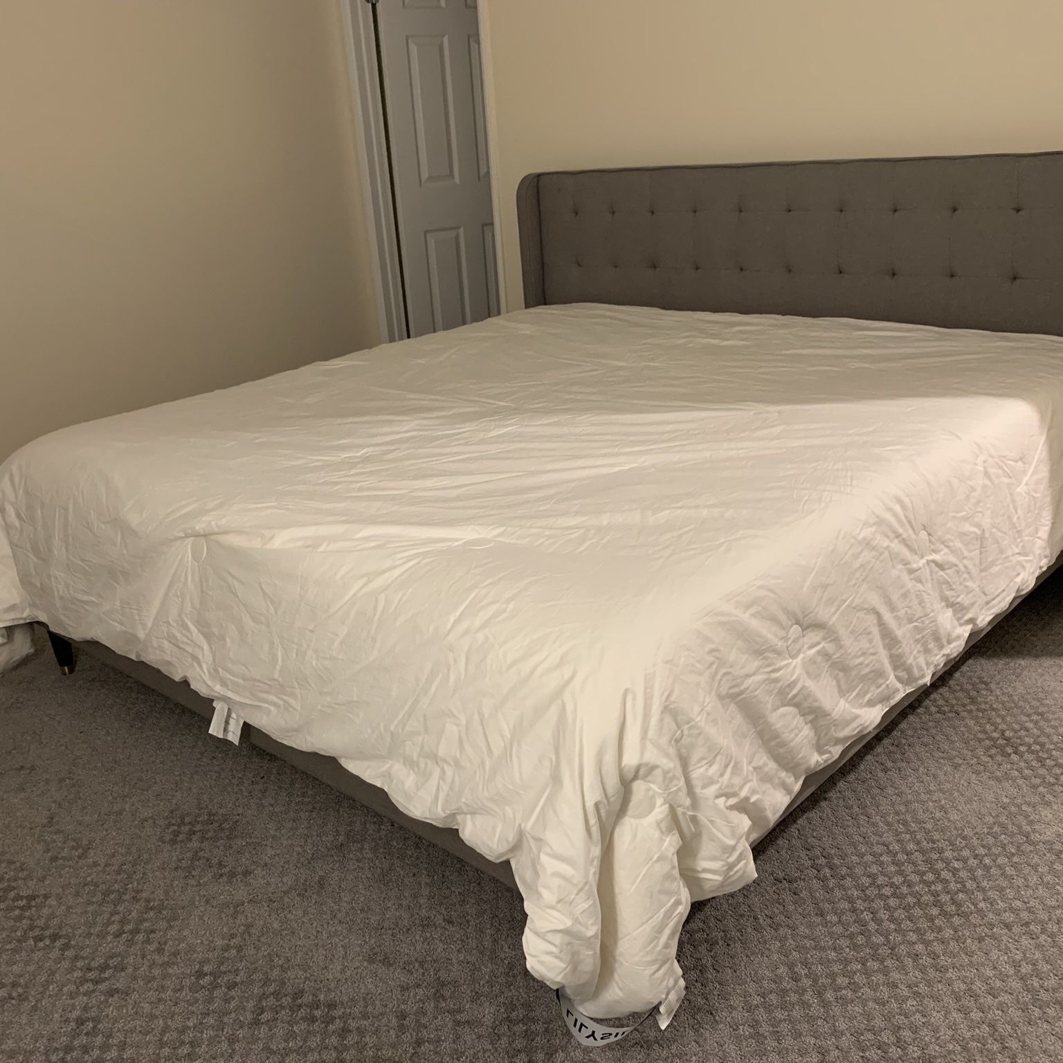$600 Beautiful and Comfy King Bed