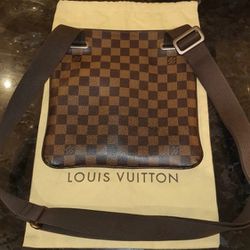 Louis Vuitton Unisex Crossbody Bag for Sale in Las Vegas, NV - OfferUp