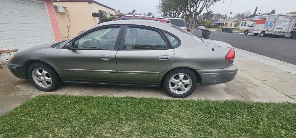 2004 Ford Taurus