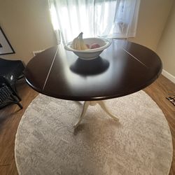 Adjustable dining table