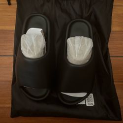 Yeezy black slides size 5 men’s