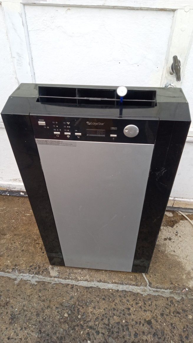 14000 BTU PORTABLE AIR CONDITIONER WORKS PERFECT IN FAIR CONDITION BUT WORKS PERFECT 
