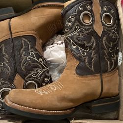 Women Boots. 5 1/2