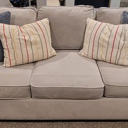 Queen Sized Pull Out Couch