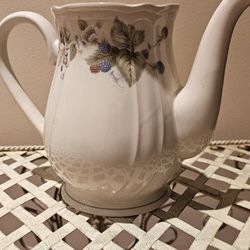 Pretty Classic Porcelain Floral design water,juice, coffee server