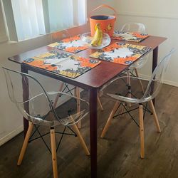 Mesa de Comedor con 4 Sillas Acrílicas