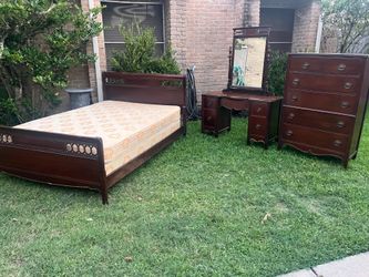 Mahogany Full Bedroom Set Bed, Vanity & Chest of Drawers , mattress and boxspring. NO HOLDS