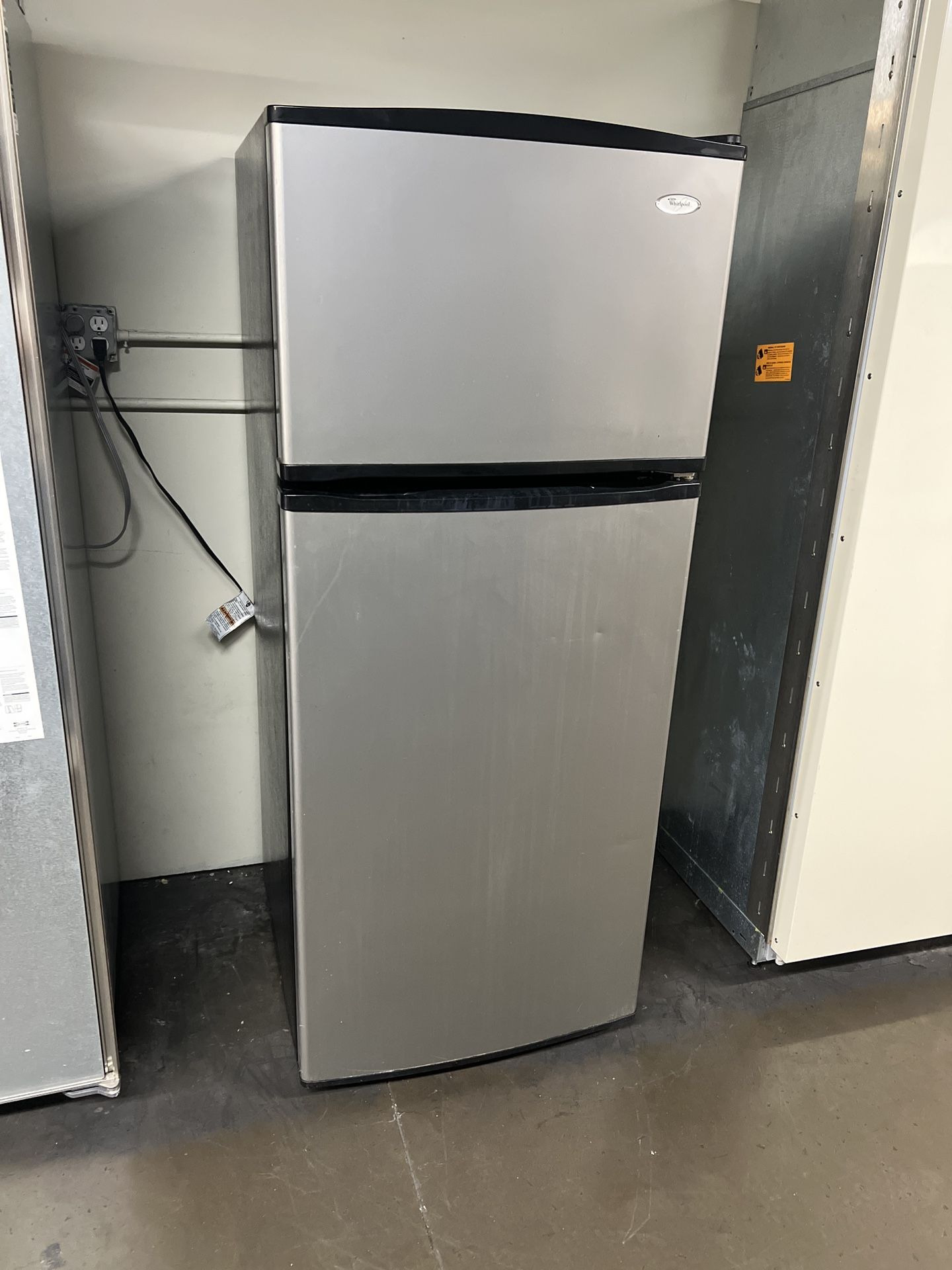 Whirlpool Top Freezer Refrigerator Apartment Size 18 Cu Ft