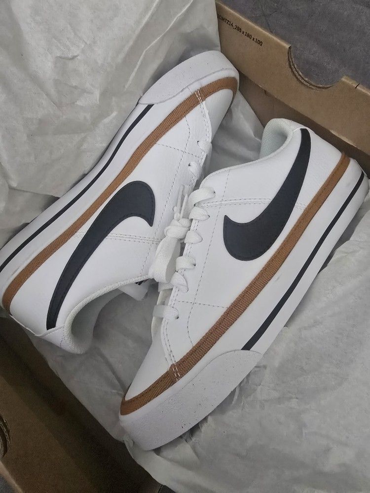 Women's NIKE Court Legacy Size 6.5 (New)