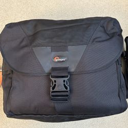 Lowepro Stealth Reporter D650AW Messenger DSLR Mirrorless Camera Bag