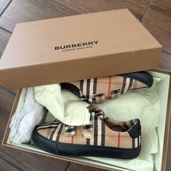 Burberry Kids size 34 