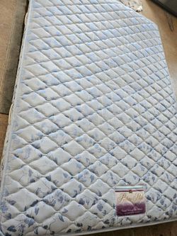 Sealy Full Size
mattress only
In good conditions
Clean, 70 dlls free
delivery mattress only