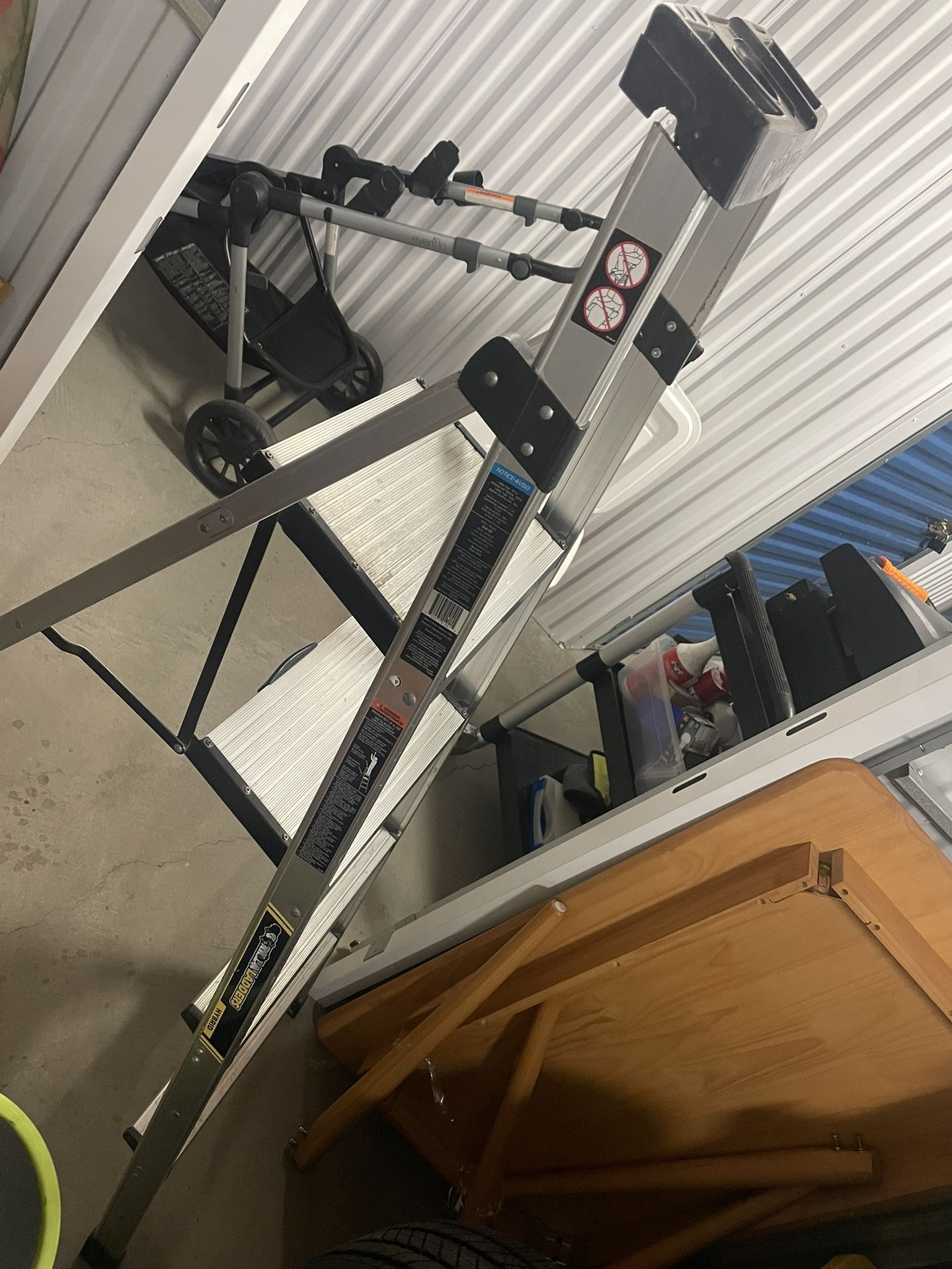 5.5 FT. FIBERGLASS DUAL PLATFORM HYBRID LADDER