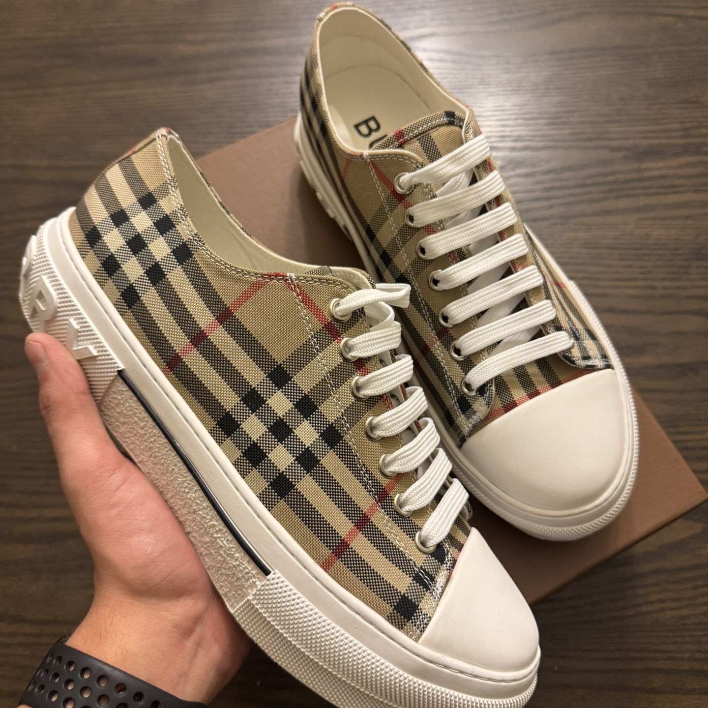 Burberry ロースニーカー ベージュ SS25 Carryover Burberry Vintage Check and Leather Low Top Sneakers Archive