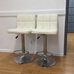 Bar stools in good condition