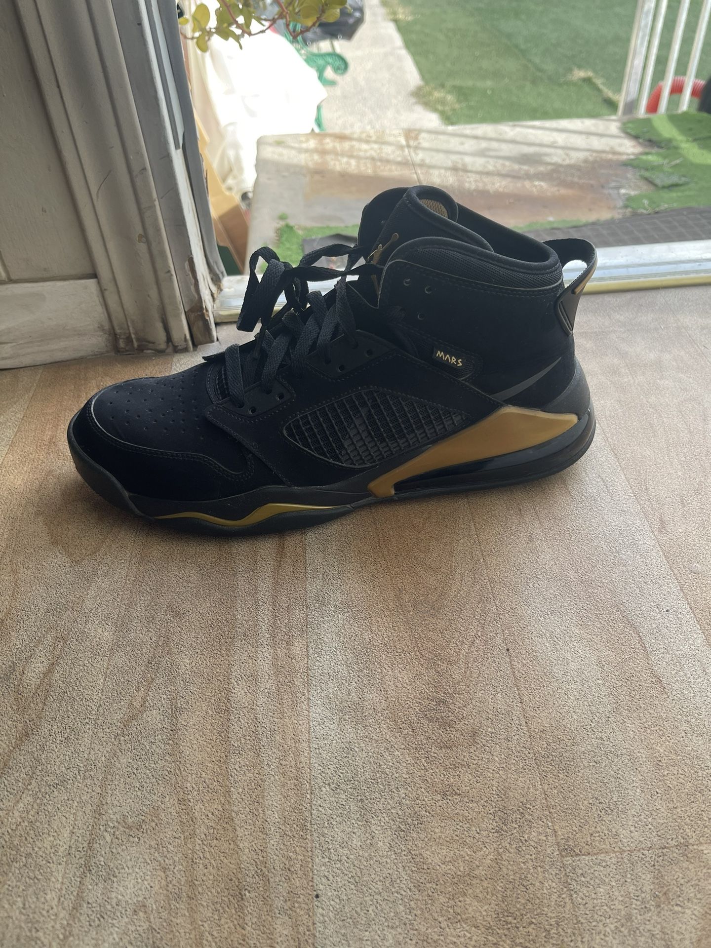 Nike mars 270 black gold sale