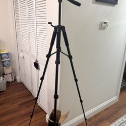 Professional Tripod, Heavy Duty. Can Go Up To 6 Feet.  New