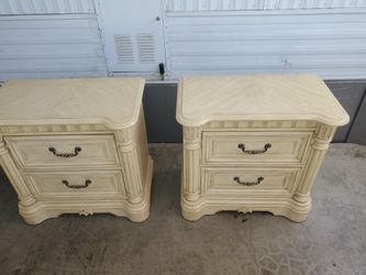 Se Vende  Par De Buros  De 2 Cajones Muy Buena Madera  Medidas De Frente  32× 16 × 30 De Altura $ 95 El Par